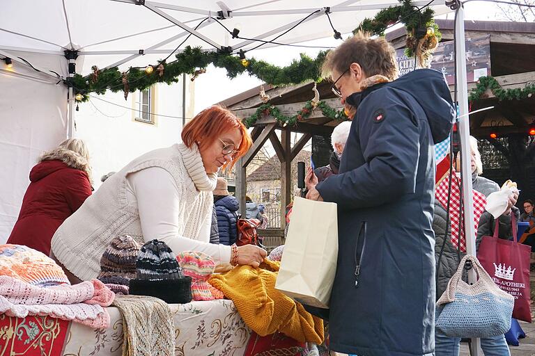 Neben ganz viel Weihnachtsdeko konnten die Besucherinnen und Besucher auch selbstgestrickte und selbstgenähte Kleidungsstücke erstehen.