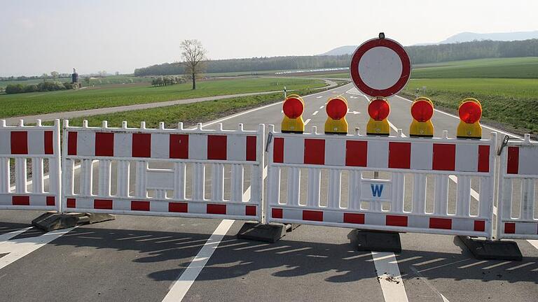 Der landwirtschaftliche Verkehr darf noch bis zur ersten Abzweigung nach Kleinrheinfeld durchfahren. Dann ist die Straße auch für Landwirte wegen des restlichen Ausbaus der Staatsstraße 2275 zwischen der Kreuzung bei Kleinrheinfeld und dem Ortseingang von Donnersdorf gesperrt. Der Hauptverkehr muss bereits zuvor nach Sulzheim abbiegen.