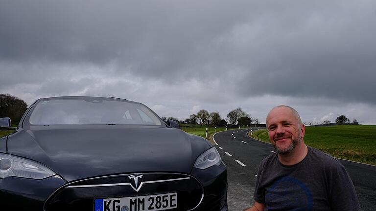 Hat die automobile Wende vollzogen: Der Oehrberger Michael Manger fährt elektrisch. Mit seinem Tesla Modell S übernimmt er europaweite, klimaneutrale Kurierdienste.  Foto: Gerhard Fischer       -  Hat die automobile Wende vollzogen: Der Oehrberger Michael Manger fährt elektrisch. Mit seinem Tesla Modell S übernimmt er europaweite, klimaneutrale Kurierdienste.  Foto: Gerhard Fischer