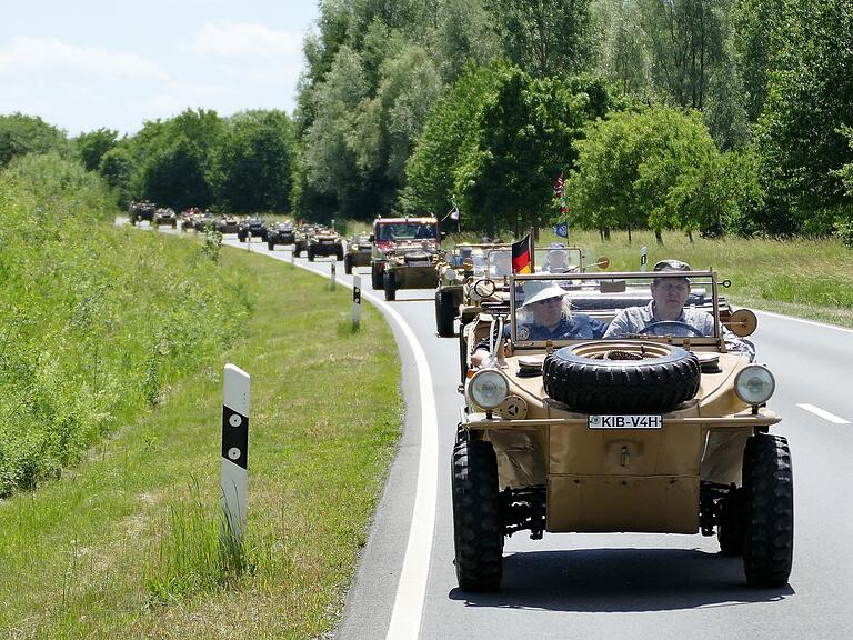 Auch an Land ein interessantes Bild: Wasserautos bei der Ausfahrt.