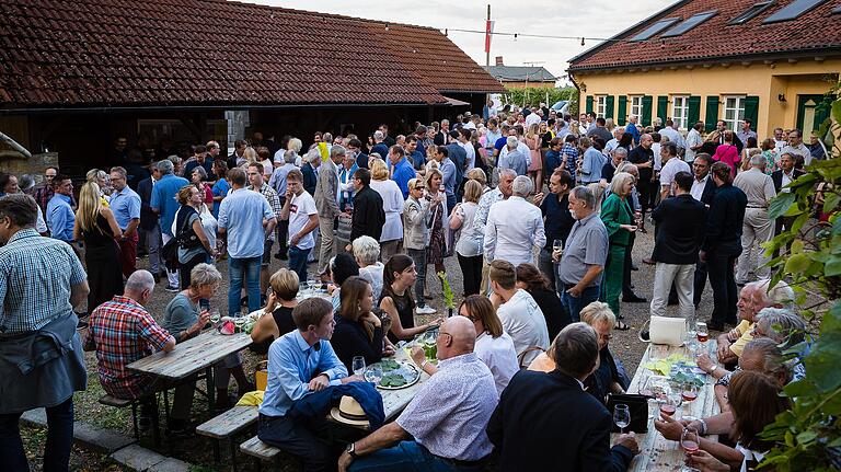 Gut gelaunte Gäste in lauschiger Atmosphäre beim CSU-Sommerempfang an der Peterstirn. Gut gelaunte Gäste in lauschiger Atmosphäre beim CSU-Sommerempfang an der Peterstirn.