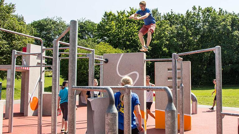 Die Parkouranlage in der Neumühle besteht aus verschiedenen Wand- und Stangenelementen. Hier können Parkourläuferinnen und -läufer ihre Bewegungsabläufe trainieren. Die Parkouranlage in der Neumühle besteht aus verschiedenen Wand- und Stangenelementen. Hier können Parkourläuferinnen und -läufer ihre Bewegungsabläufe trainieren.