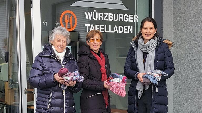 Hilde Bartsch und Anette Romeis, vom Näh – und Stricktreff der Erlöserkirche Würzburg, Sabine Schlereth, AEB im SkF.