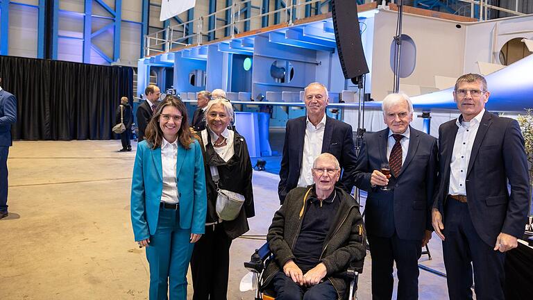 Zu Gast in der Werft in Rostock waren von links Landrätin Sabine Sitter, Gabriele und Franz Wolf (ehemaliger Kreisrat), Herbert Hausmann (vorne), der ehemalige Generalkonsul Dr. Wolfgang Vorwerk und der ehemalige Landrat Thomas Schiebel. Zu Gast in der Werft in Rostock waren von links Landrätin Sabine Sitter, Gabriele und Franz Wolf (ehemaliger Kreisrat), Herbert Hausmann (vorne), der ehemalige Generalkonsul Dr. Wolfgang Vorwerk und der ehemalige Landrat Thomas Schiebel.