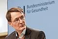 Karl Lauterbach.jpeg       -  Bundesgesundheitsminister Karl Lauterbach rechnet bereits in diesem Jahr mit Erleichterungen für Ärzte und Patienten.