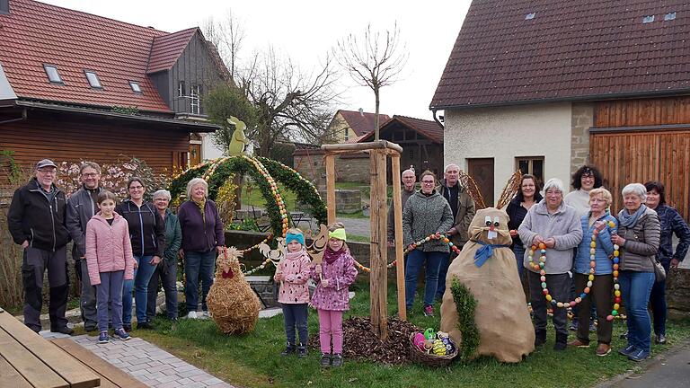 Ein großes Helferteam hat sich wieder um das Schmücken des Osterbrunnens in Sulzwiesen gekümmert. Seit 20 Jahren wird dieser Dorfbrunnen österlich geschmückt.