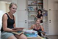 Vanessa (von links), Kerstin und Monika sortieren Bilderbücher und räumen sie in Schränke.