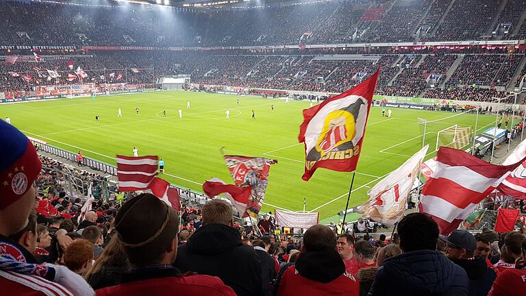 FC-Bayern-München-Fanclubs fuhren nach Düsseldorf.  Foto: Roland Herget       -  FC-Bayern-München-Fanclubs fuhren nach Düsseldorf.  Foto: Roland Herget