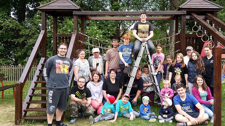 Engagement und Zusammenhalt wird in Theinfeld nach wie vor großgeschrieben, wie beim Spielplatz. - Engagement und Zusammenhalt wird in Theinfeld nach wie vor großgeschrieben, wie beim Spielplatz. Engagement und Zusammenhalt wird in Theinfeld nach wie vor großgeschrieben, wie beim Spielplatz. - Engagement und Zusammenhalt wird in Theinfeld nach wie vor großgeschrieben, wie beim Spielplatz.