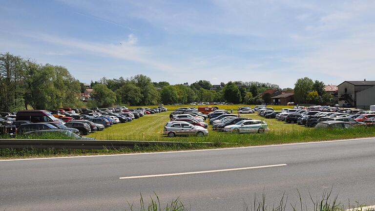 So wie hier im letzten Jahr wäre auch heuer alles in Ordnung gewesen: Parken auf einer abgesteckten Wiesenflächen. Doch das war bei der Rügheimer Gartenbörse 2023 wegen der feuchten Böden nicht möglich.