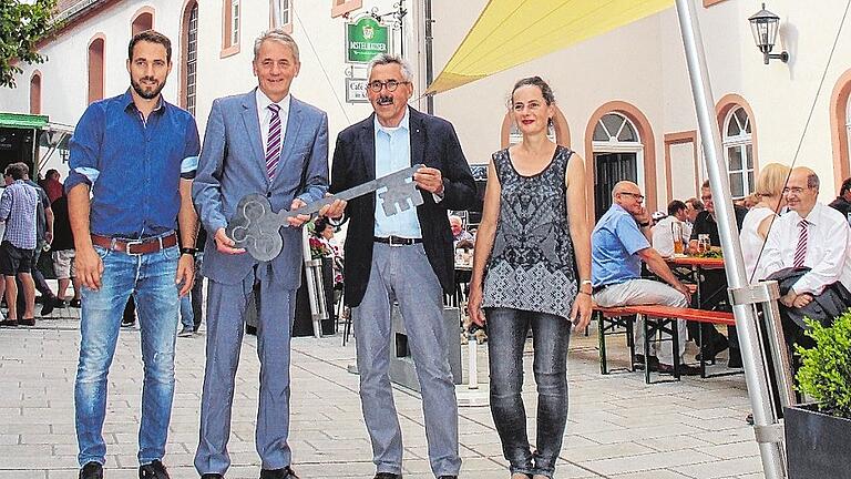 Architekt Reinhold Rüger (Dritter von links) übergab Bürgermeister Wolfgang Vockel (Zweiter von links) den Schlüssel zum neuen Dormitorium. Mit auf dem Bild sind Karl Zesewitz und Gertraud Stumpf-Virsik vom städtischen Hochbauamt.