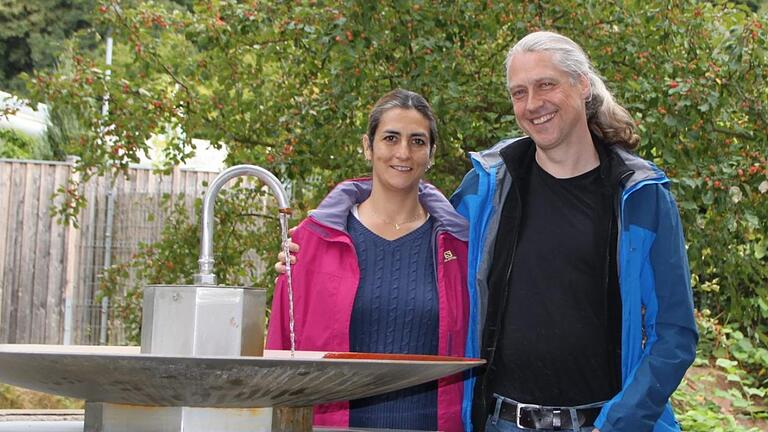 Erinnerungen an früher: Jürgen Neubauer steht  mit seiner Frau Lourdes De Villa am Siebener. Gegenüber des Parks betrieb Neubauers Großvater Ludwig Wolf einst eine Pension mit einer Kneipe. Foto: Ulrike Müller       -  Erinnerungen an früher: Jürgen Neubauer steht  mit seiner Frau Lourdes De Villa am Siebener. Gegenüber des Parks betrieb Neubauers Großvater Ludwig Wolf einst eine Pension mit einer Kneipe. Foto: Ulrike Müller