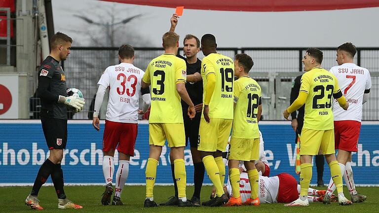 Schiedsrichter Florian Heft zeigte Kickers-Spieler Niklas Hoffmann am Samstag in Regensburg die Rote Karte.