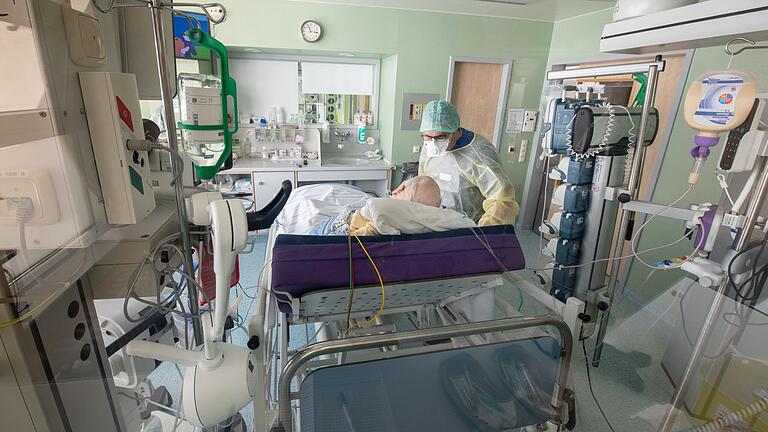 Die Behandlung von Corona-Patienten in Kliniken, wie auf diesem Symbolbild aus der Intensivstation einer bayerischen Klinik zu sehen, verlangt dem Klinikpersonal viel ab, schon allein wegen der umfangreichen Schutzmaßnahmen, die zu beachten sind. Auf die enormen Belastungen verweist auch die Klinik Kitzinger Land.&nbsp;