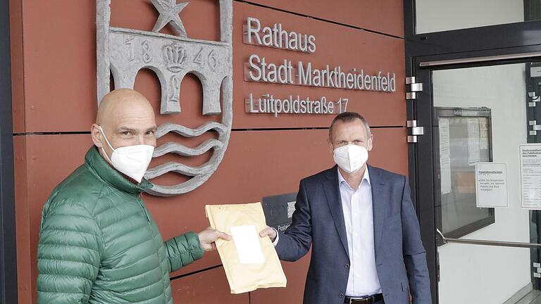 Listen mit 172 Unterschriften überreichte Michael Barthel im März an Bürgermeister Thomas Stamm (rechts), auf denen Bürger die Aufhebung des Bebauungsplans Birken III fordern. Listen mit 172 Unterschriften überreichte Michael Barthel im März an Bürgermeister Thomas Stamm (rechts), auf denen Bürger die Aufhebung des Bebauungsplans Birken III fordern.