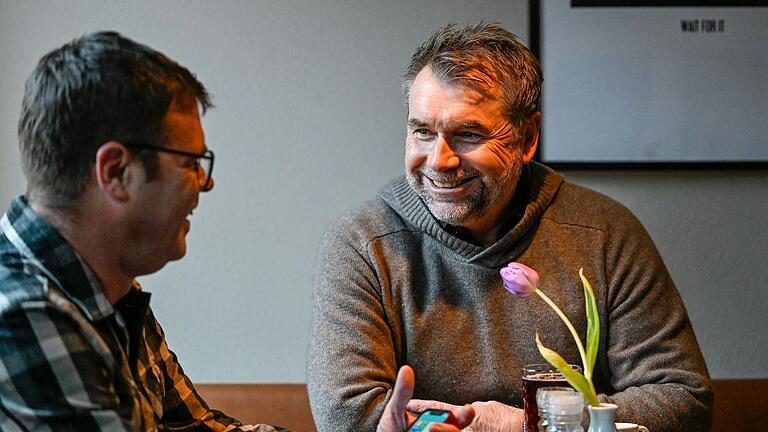 Erinnerung an alte Zeiten: Bernd Hollerbach beim Interview mit Main-Post-Redakteur Frank Kranewitter.