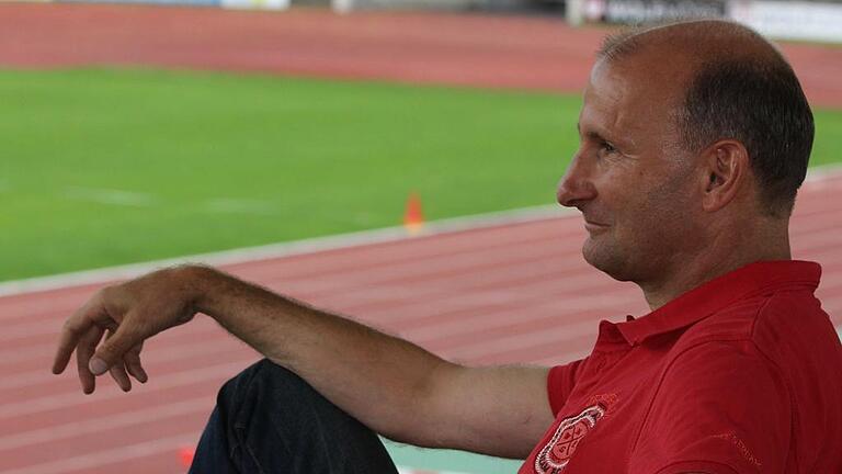 Gelassener Blick zurück: Martin Halbig im Schweinfurter Willy-Sachs-Stadion. Der ehemalige Zweitligaspieler des FC 05 feiert heute seinen 50. Geburtstag.