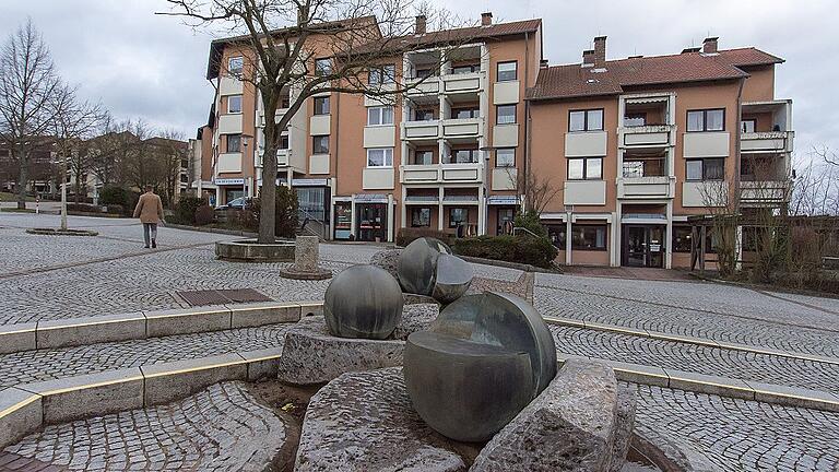 Früher wurde der Marktplatz des Stadtteils scherzhaft als 'Roter Platz' bezeichnet.