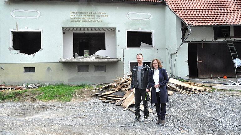 Bürgermeisterin Ursula Engert und Philipp Reitzenstein vom Bauhof der Gemeinde Eisingen beim Abriss der Gebäude in der Hauptstraße 50.