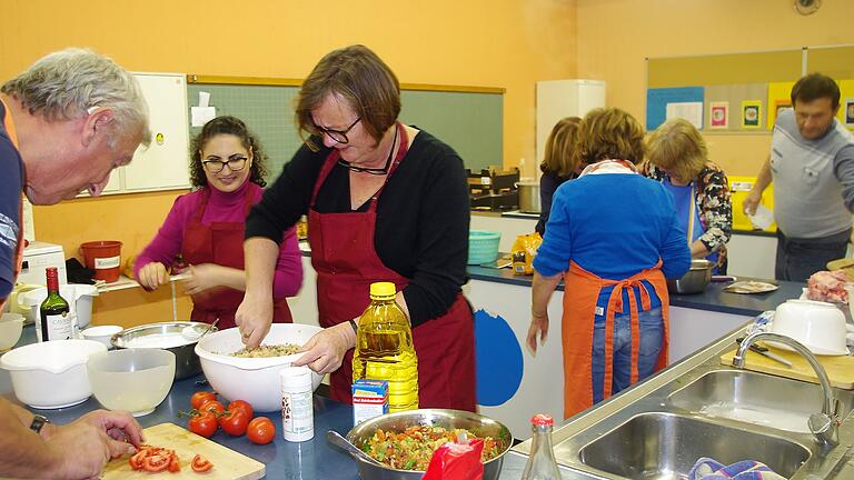 Armenischer Kochabend mit Lianna Martirosyan (pinkfarbener Pullover)