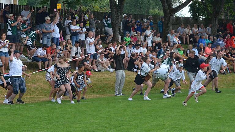 So jubelten die Fans der SG Burgwallbach/Leutershausen vor vier Monaten und stürmten nach dem 3:1-Sieg im Relegationsspiel gegen den TSV Volkers und den damit verbundenen Aufstieg in die Kreisklasse das Spielfeld in Bischofsheim. So jubelten die Fans der SG Burgwallbach/Leutershausen vor vier Monaten und stürmten nach dem 3:1-Sieg im Relegationsspiel gegen den TSV Volkers und den damit verbundenen Aufstieg in die Kreisklasse das Spielfeld in Bischofsheim. 
