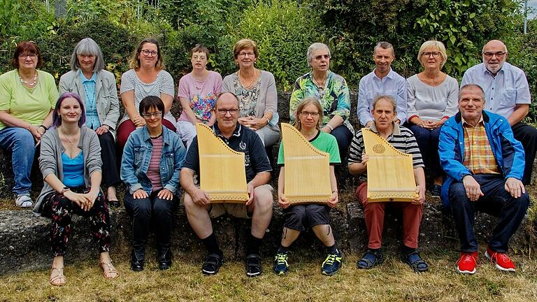 Die Veeh-Harfen-Gruppe „Saitenklang“ gibt gemeinsam mit der Klanggruppe „Mutterklang“ ein Konzert in der Kirche des St.-Josefs-Stifts in Eisingen. Die Veeh-Harfen-Gruppe „Saitenklang“ gibt gemeinsam mit der Klanggruppe „Mutterklang“ ein Konzert in der Kirche des St.-Josefs-Stifts in Eisingen.