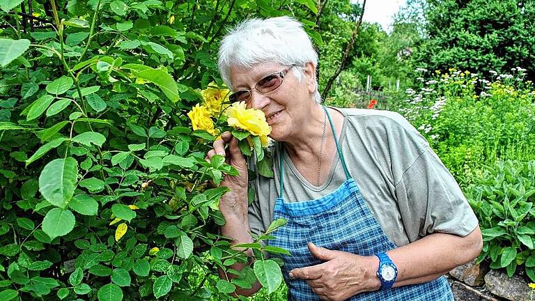 Zarter Rosenduft: Die Blumenzucht zählt zu den Hobbys von Hildegard Wirsing. Zarter Rosenduft: Die Blumenzucht zählt zu den Hobbys von Hildegard Wirsing.