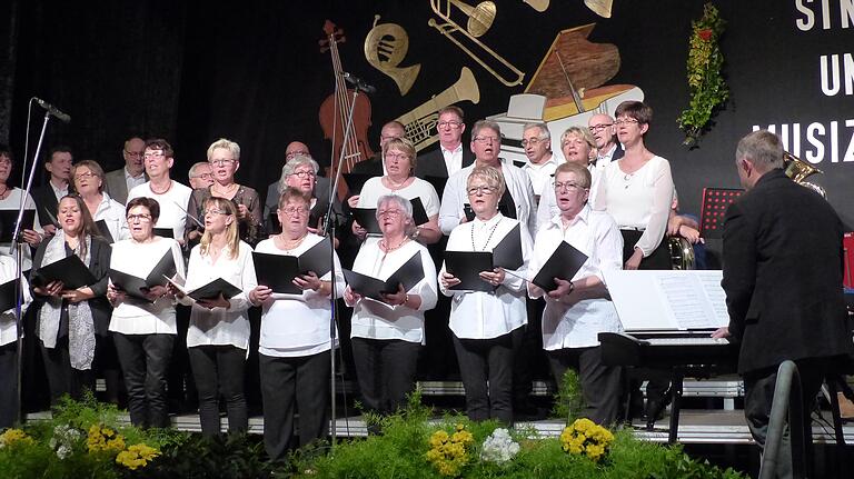 Der gemischte Chor des Gesangvereins entführte die Zuhörer musikalisch nach Londonderry Irland und New York mit Udo Jürgens Klassiker Ich war noch niemals in New York. Der gemischte Chor des Gesangvereins entführte die Zuhörer musikalisch nach Londonderry Irland und New York mit Udo Jürgens Klassiker Ich war noch niemals in New York.