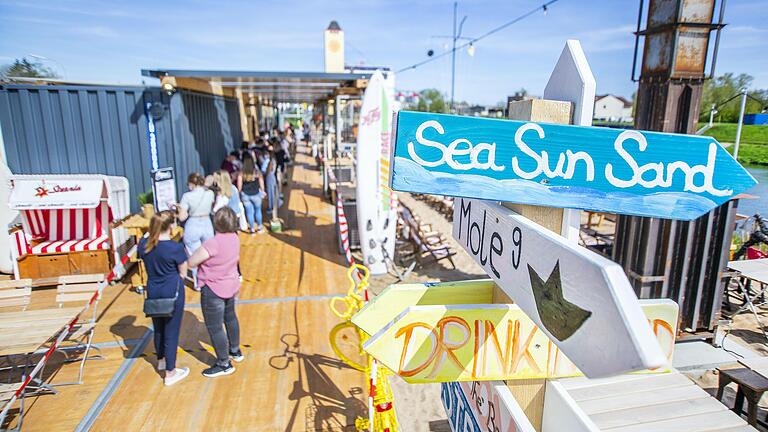 Viel Betrieb, doch die Regeln werden eingehalten: Am Haßfurter Stadtstrand stehen die Gäste mit Abstand und tragen FFP2-Masken. Viel Betrieb, doch die Regeln werden eingehalten: Am Haßfurter Stadtstrand stehen die Gäste mit Abstand und tragen FFP2-Masken.