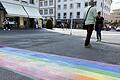 Die erst kürzlich aufgebrachten Regenbogen-Markierungen in der Würzburger Innenstadt wurden in der Nacht vom 16. auf den 17. August übermalt. Im Bild der Regenbogen am Kürschnerhof nach der teilweisen Entfernung der Schmierereien.&nbsp;