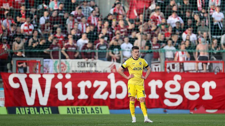 Rätselraten: Trotz der Unterstützung der Fans beim Spitzenspiel in Unterhaching kommen Maximilian Zaiser und die Würzburger Kickers nach der Winterpause einfach nicht in Schwung.