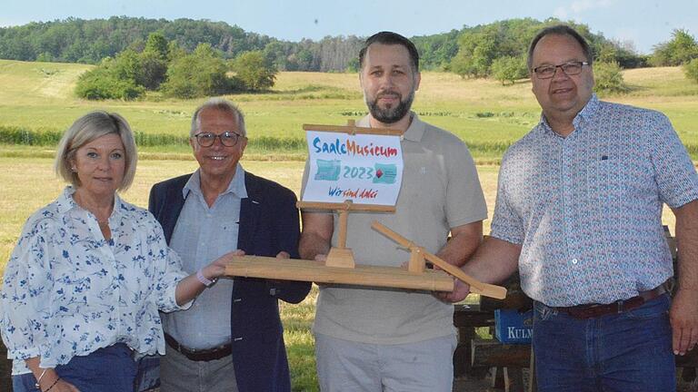 An der Quelle der Saalequelle bei Alsleben wurde   das Saale-Musicum gestartet. Unser Bild zeigt (von links): Rhön-Grabfelds stellvertretende Landrätin Eva Böhm, Bad Kissingens stellvertretenden Landrat Emil Müller,  Erdinc Yurdakul  , der  mit Ku...       -  An der Quelle der Saalequelle bei Alsleben wurde   das Saale-Musicum gestartet. Unser Bild zeigt (von links): Rhön-Grabfelds stellvertretende Landrätin Eva Böhm, Bad Kissingens stellvertretenden Landrat Emil Müller,  Erdinc Yurdakul  , der  mit Kuno Holzeimer das Projekt leitet sowie  Trappstadts Bürgermeister Michael Custodis.