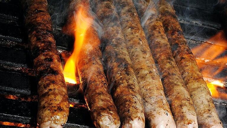 Die Einnahmen aus dem Verkauf von Grillwürsten (Symboldbild) und Getränken sowie Eintrittsgelder aus dem jüngsten Heimspiel gegen die DJK Gebenbach spendete der TSV Karlburg für die Ukraine-Hilfe.