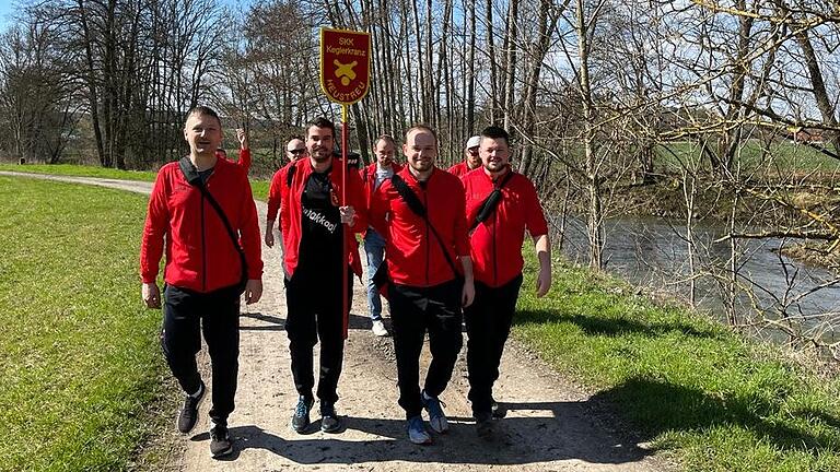 Die Kegler des Kegelkranz Heustreu machten sich zusammen mit einigen Fans zu Fuß auf dem Weg zum Derby nach Mittelstreu. Die Kegler des Kegelkranz Heustreu machten sich zusammen mit einigen Fans zu Fuß auf dem Weg zum Derby nach Mittelstreu.