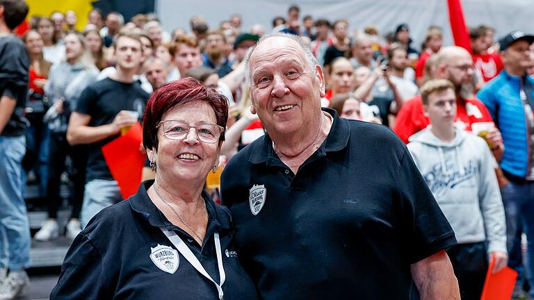 Monika und Wolfgang Courte beim ersten Heimspiel der Würzburg Baskets gegen die MHP Riesen Ludwigsburg.