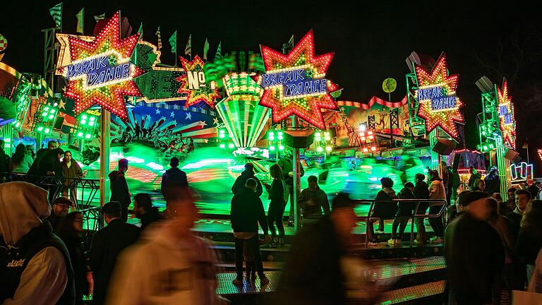 Das Frühjahrsvolksfest auf der Talavera in Würzburg. (Archivbild)