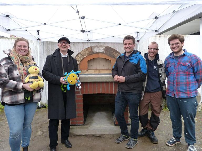 Das D-Team aus Aschaffenburg errichtete einen Pizzaofen im Schimborner Pfarrgarten. Bischof Franz Jung (Zweiter von links) war beeindruckt.