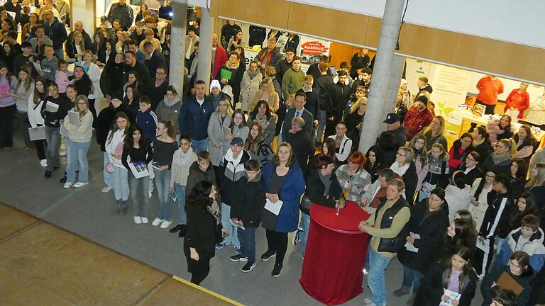 Über ein volles Haus freuten sich bei der Berufswahlmesse in Gochsheim Schulleitung, Landrat und Bürgermeister. Über ein volles Haus freuten sich bei der Berufswahlmesse in Gochsheim Schulleitung, Landrat und Bürgermeister.