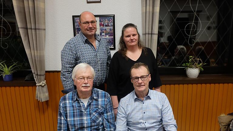 2. Vorsitzender Hubertus Geier und Vorsitzende Marion Beck (hinten v.l.) gratulierten Erwin Röß und Wolfgang Schleier. - 2. Vorsitzender Hubertus Geier und Vorsitzende Marion Beck (hinten v.l.) gratulierten Erwin Röß und Wolfgang Schleier. 2. Vorsitzender Hubertus Geier und Vorsitzende Marion Beck (hinten v.l.) gratulierten Erwin Röß und Wolfgang Schleier. - 2. Vorsitzender Hubertus Geier und Vorsitzende Marion Beck (hinten v.l.) gratulierten Erwin Röß und Wolfgang Schleier.