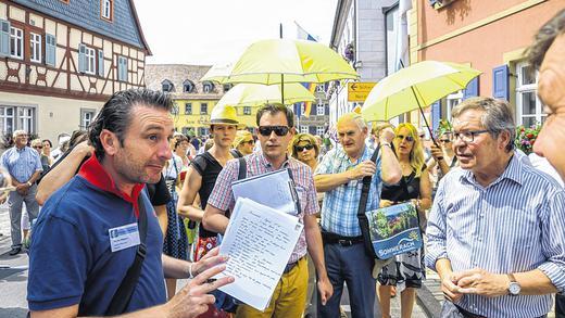 Rückblende eins: Jurychef Martin Wagner (links) im Juli beim Besuch in Sommerach. Wie er und seine Kollegen Kitzingen und Sommerach bewertet haben, zeigt sich am Freitag bei der Siegerehrung in der Nähe der ungarischen Hauptstadt Budapest.