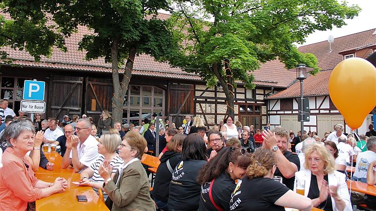 Die Markthalle und das Schlösschen in Ostheim sind ein beliebter Treffpunkt, wie hier beim Stadtfest 2019. Die Bürger können für die Neugestaltung des Areals ihre Ideen einbringen.