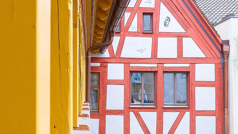 Besonders das gelbe und rote Fachwerk des sanierten Hauses sticht ins Auge.