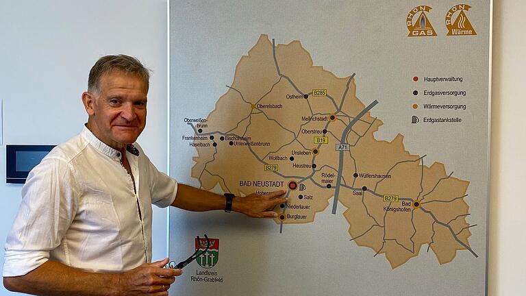 Michael Gottwald, Leiter des Bereichs Wärme und erneuerbare Energien bei der Rhöngas GmbH, zeigt die sieben Nahwärmenetze in der Region, die er betreut. Michael Gottwald, Leiter des Bereichs Wärme und erneuerbare Energien bei der Rhöngas GmbH, zeigt die sieben Nahwärmenetze in der Region, die er betreut.