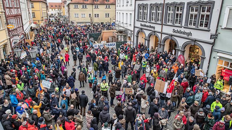 Gut 2000 Menschen nahmen am Sonntag an der 'Demonstration der Demokratinnen und Demokraten – gegen Hass und Spaltung' durch die Innenstadt von Kitzingen teil.