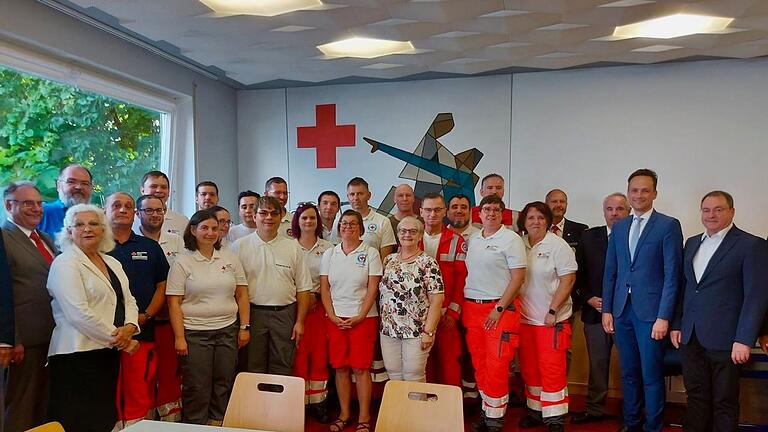 Die Geehrten zusammen mit Verantwortlichen beim Ehrungsabend für Hochwasserhelfer im Kreisverband des Bayerischen Roten Kreuzes in Schweinfurt.