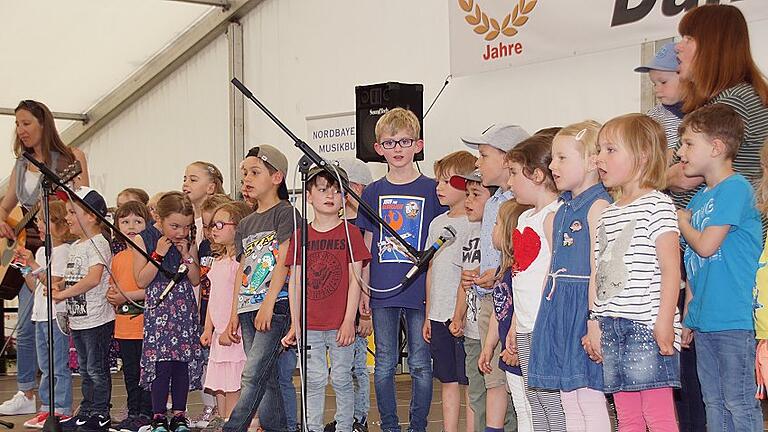 Musikalische Grüße überbrachten den Teilnehmern des Dekanatsseniorentags die Kinder aus der KiTa St. Josef Kirchaich.