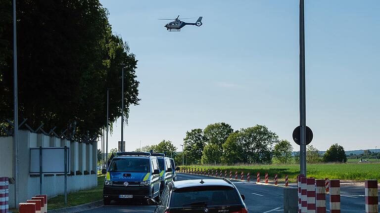 Großaufgebot der Polizei vor dem Ankerzentrum in Geldersheim am Montag. Nach einem friedlichen Protest gegen die seit Wochen andauernde Quarantäne ohne jede Perspektiven randalierten einige der Flüchtlinge.