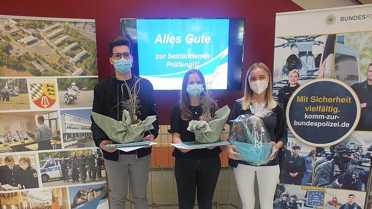 Dennis Werner, Helena Gessner und Victoria Emmert haben bei der Bundespolizei ihre Ausbildung zu Verwaltungsfachangestellten beziehungsweise zur medizinischen Fachangestellten abgeschlossen.       -  Dennis Werner, Helena Gessner und Victoria Emmert haben bei der Bundespolizei ihre Ausbildung zu Verwaltungsfachangestellten beziehungsweise zur medizinischen Fachangestellten abgeschlossen.