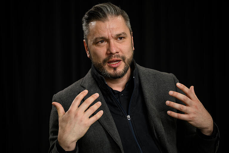 Enrico Calesso: 'Ich muss immer vorausdenken und vorausdirigieren, welches Tanzbild als nächstes kommt. Das ist mit Sängern anders.' Enrico Calesso: 'Ich muss immer vorausdenken und vorausdirigieren, welches Tanzbild als nächstes kommt. Das ist mit Sängern anders.'