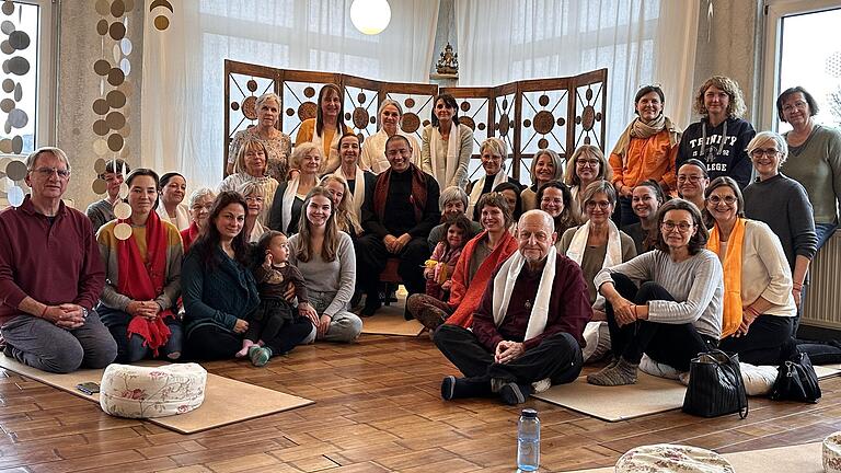 Tulku Lobsang Rinpoche inmitten der Besucher im OmTara Yogazentrum.